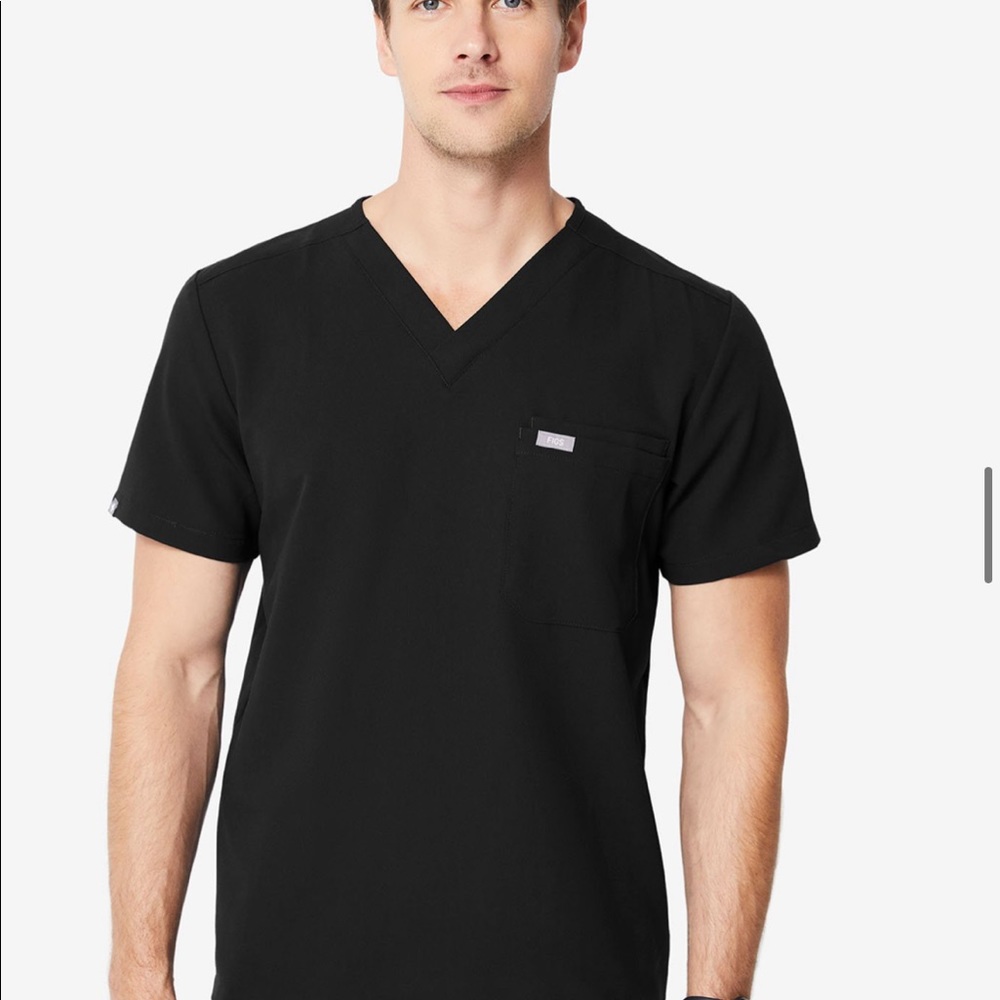 FIGS Men’s large black top and jogger bottoms.